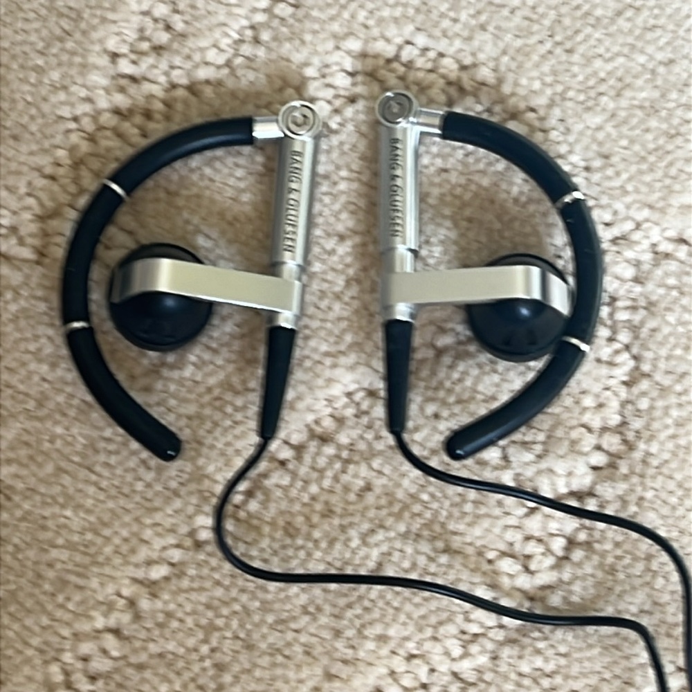 Bang & Olufsen A8 Wired Earphones Earbuds with original leather holder. - Picture 2 of 6